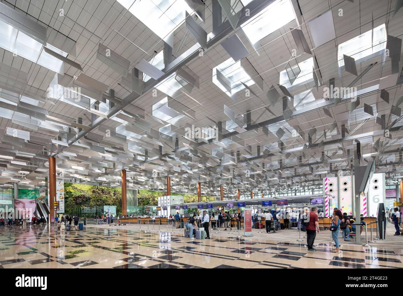 Das Changi Terminal 3 definiert das Flughafendesign neu – hier trifft beeindruckende Architektur auf Weltklasse-Komfort in einem der beliebtesten Reisezentren der Welt. Singapur. Stockfoto