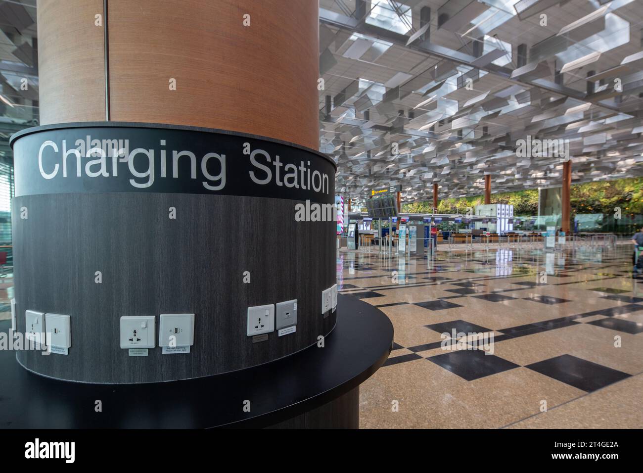 Kostenlose Ladestation, Steckdosen, Changi Airport Terminal 3, um die Sorgen von Passagieren zu erleichtern, die nicht genügend Strom in ihrem Mobiltelefon haben. Stockfoto