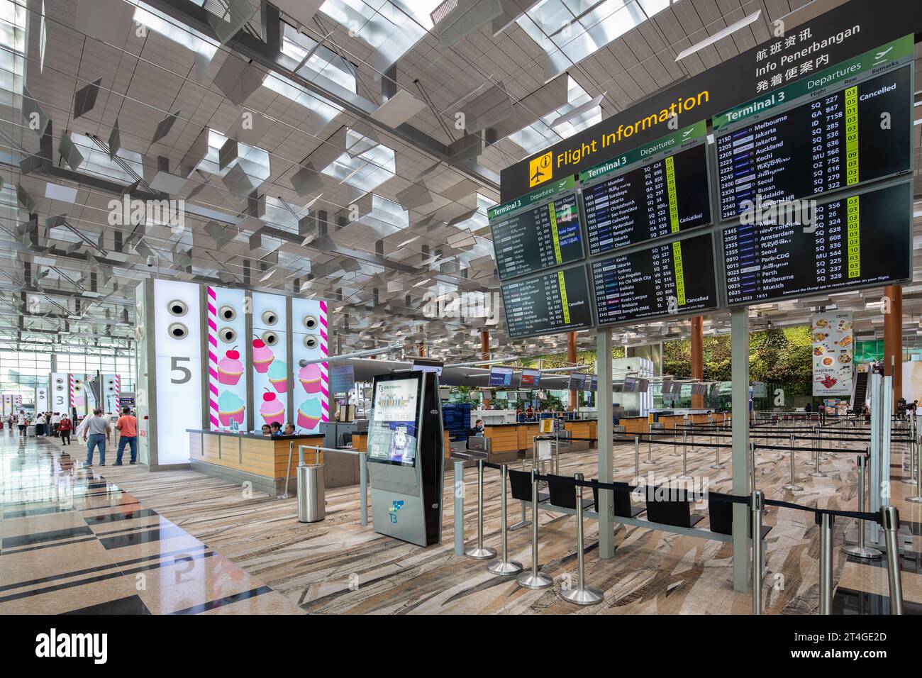 Singapore Changi Terminal 3 besticht durch seine schlanken Linien und sein intelligentes Design – ein globaler Maßstab für Flughafenarchitektur. Stockfoto