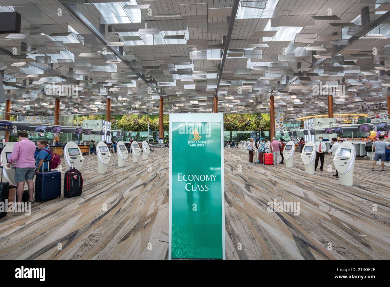 Singapore Airlines Economy Class-Schild für Reisende zum Check-in ihres Fluges am Terminal 3 des Flughafens Changi. Stockfoto
