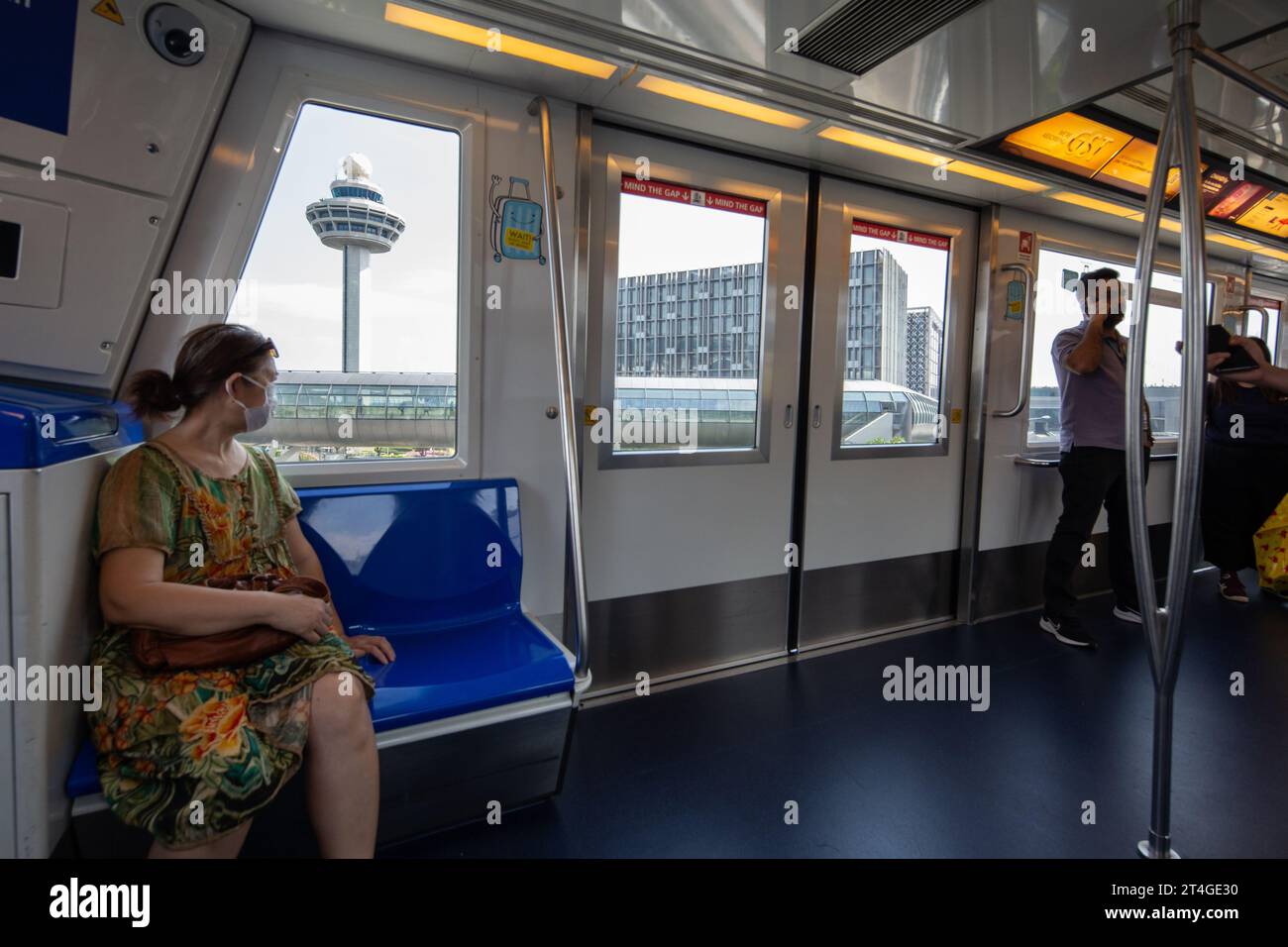Im Changi Airport Sky Train vom Terminal 3 zum Terminal 2 können Besucher den Kontrollturm durch die großen Fenster sehen. Singapur. Stockfoto