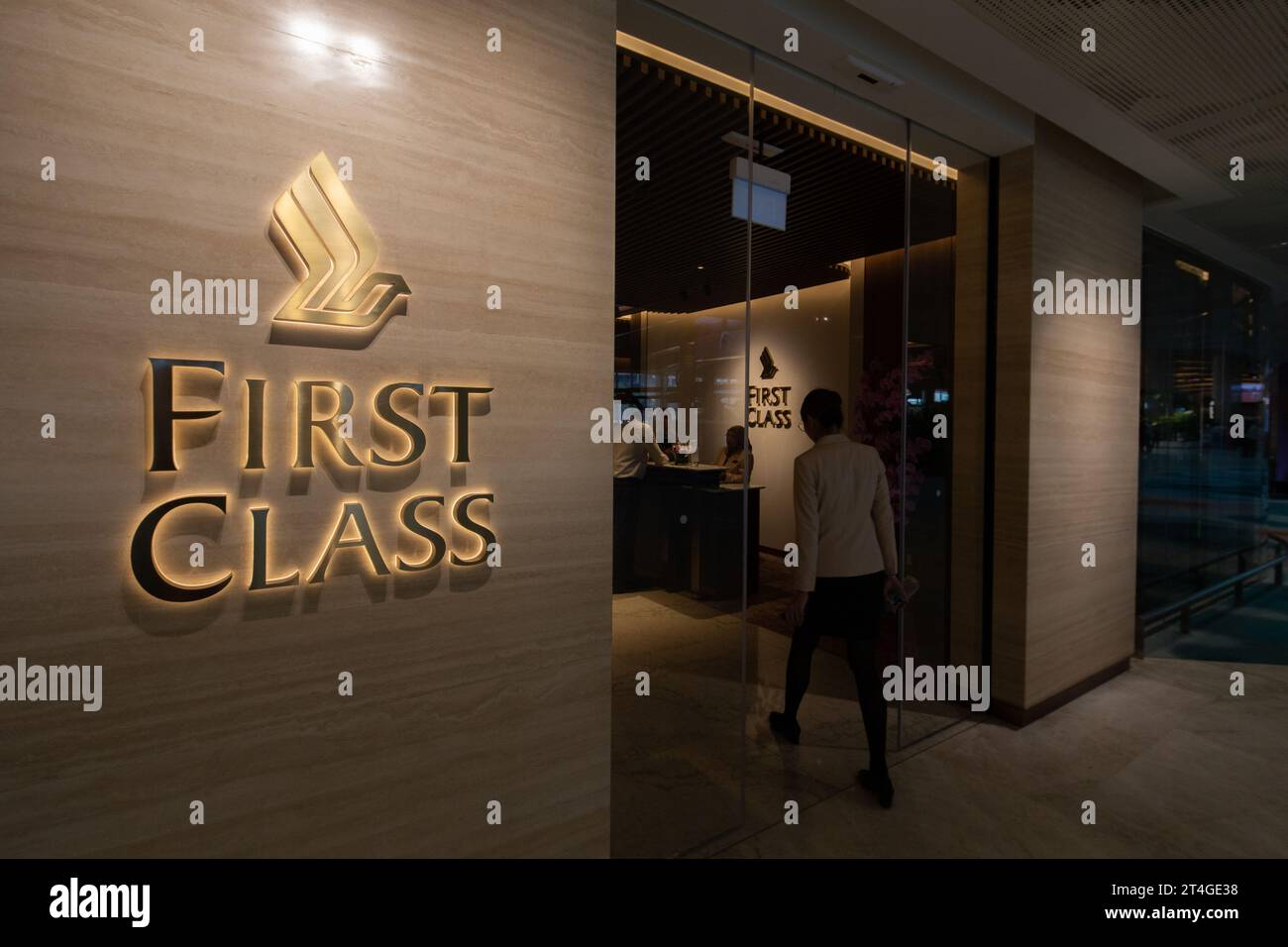 Eingang der First Class Lounge für High-End-Reisende zum Check-in, genießen Sie den Luxus-Service. Flughafen Singapur Changi Terminal 2. Stockfoto