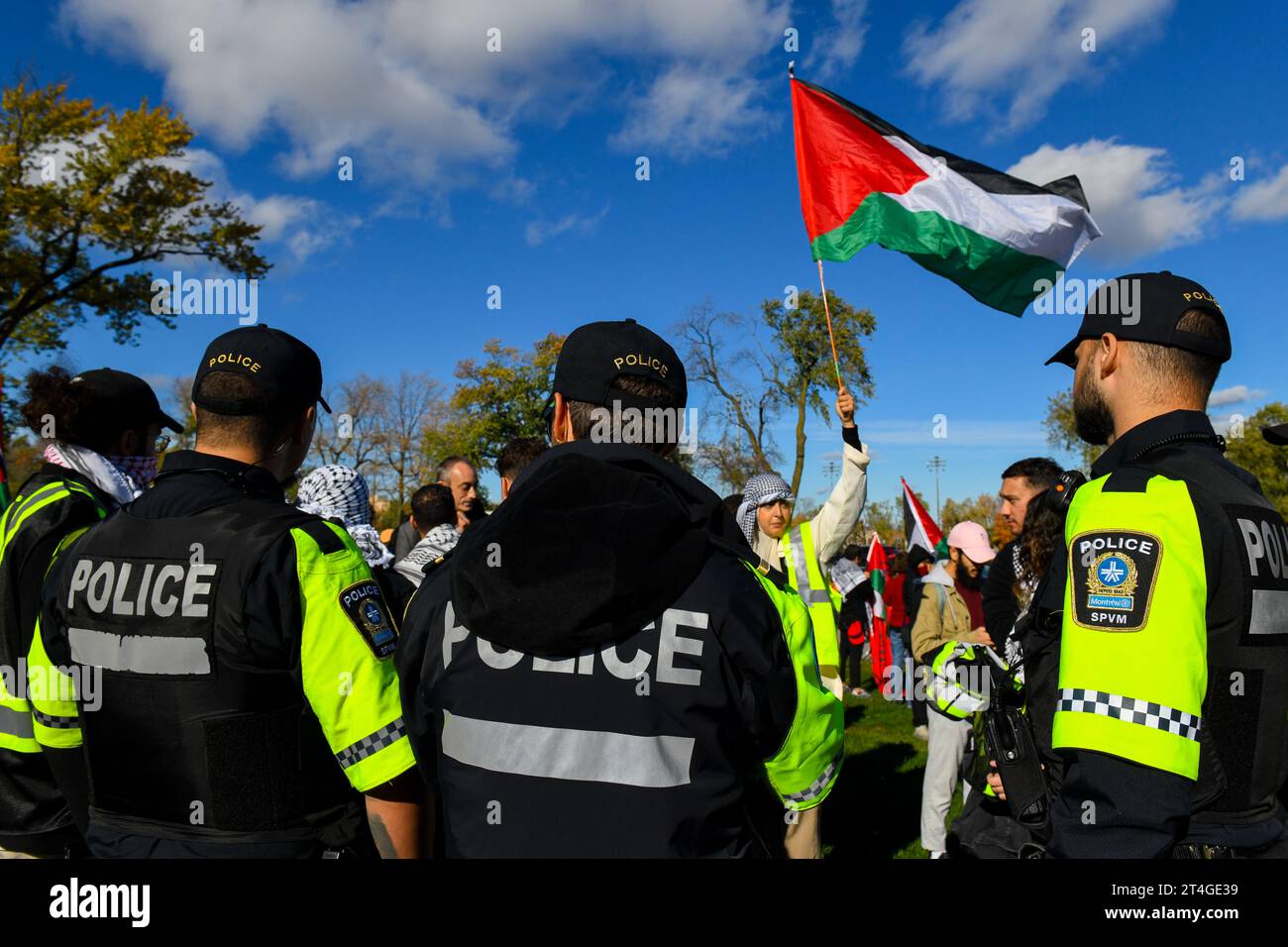In Montreal, Kanada, vereinigten sich eine Vielzahl von Demonstranten in Solidarität mit den Palästinensern und forderten inbrünstig einen dringenden Waffenstillstand in Gaza am 28. Oktober 2023. Auf diesem Bild: Die Anwesenheit der Polizei bei der Demonstration. Stockfoto