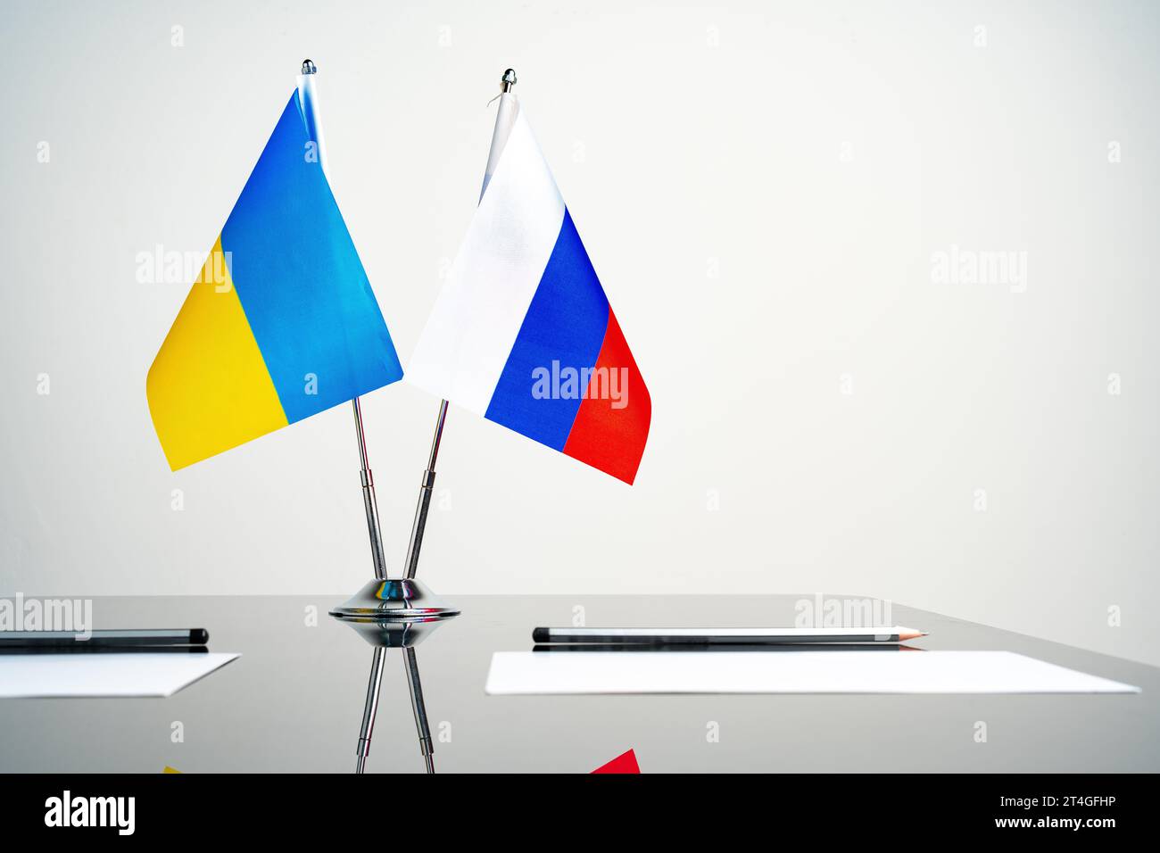 Rußland und die Ukraine stehen auf dem Verhandlungstisch Stockfoto