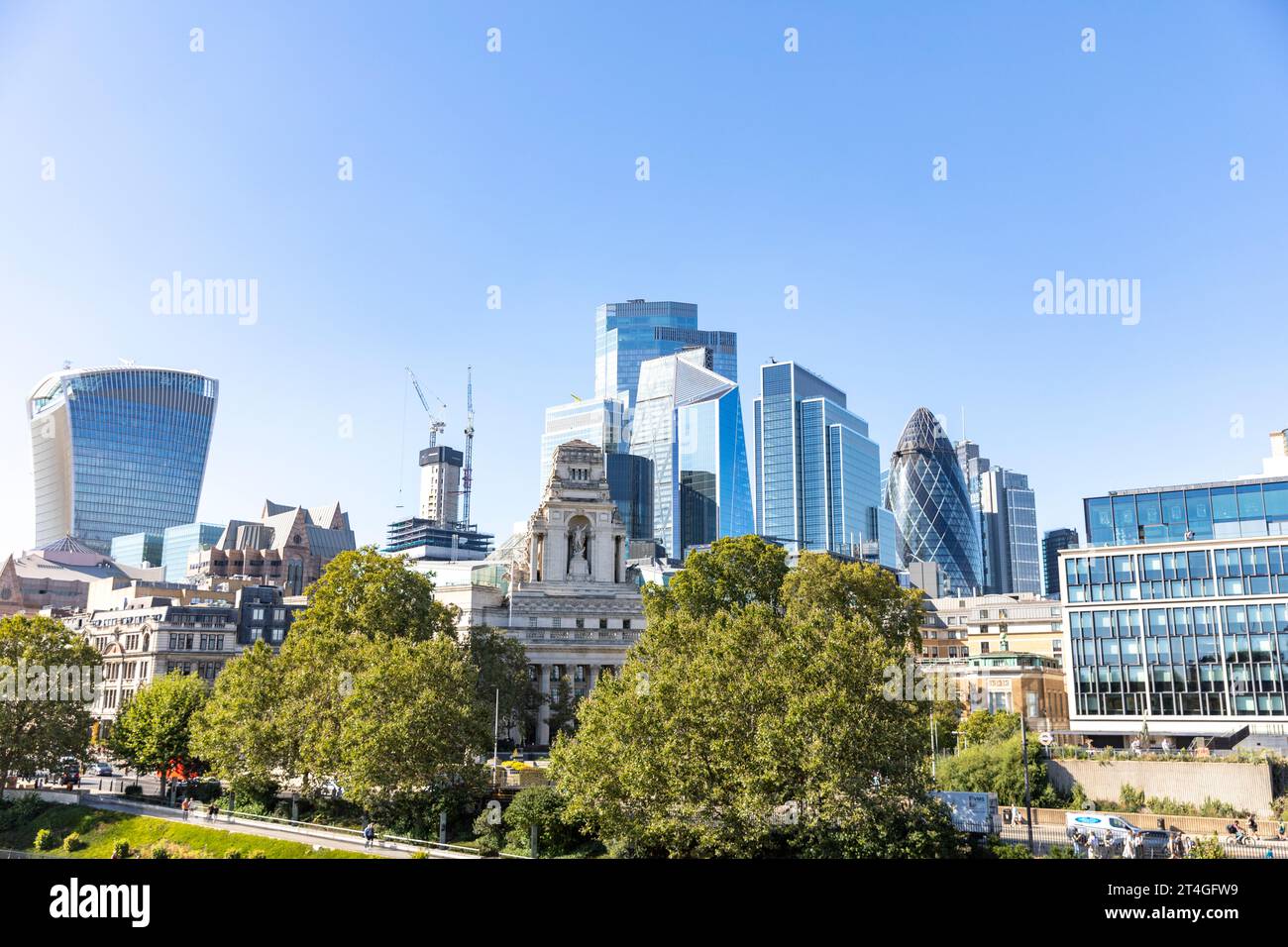 City of London mit Büro-Wolkenkratzern, Gurken- und Walkie-Talkie-Gebäude, City Skyline Blue Sky Herbst 2023, London, England, UK Stockfoto