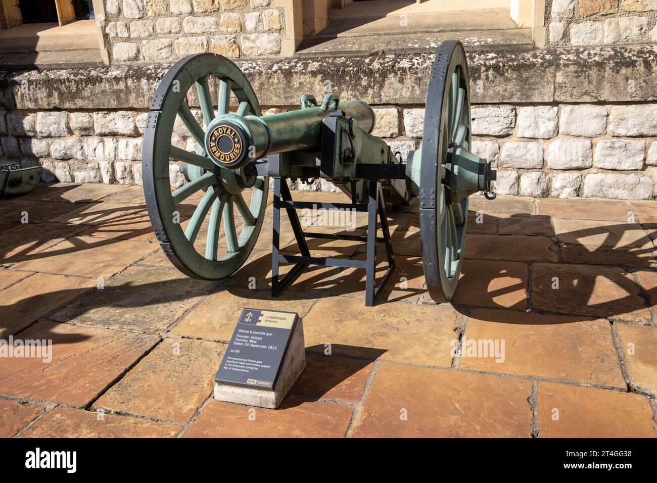 Waterloo-Batterie im Waterloo-Kaserne Tower of London, mit gefangener französischer Kanone aus der Schlacht von Waterloo im Jahr 1815, London, England, Großbritannien Stockfoto