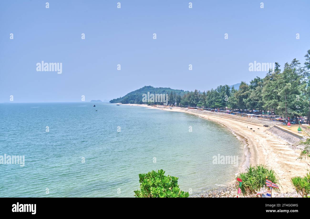 Chumphon, Thailand - 18. April 2023: Landschaftsbild des Sairee Strandes, der berühmte Ort am Hauptplatz der Schreine des Prinzen von Chumphon im Countr Stockfoto