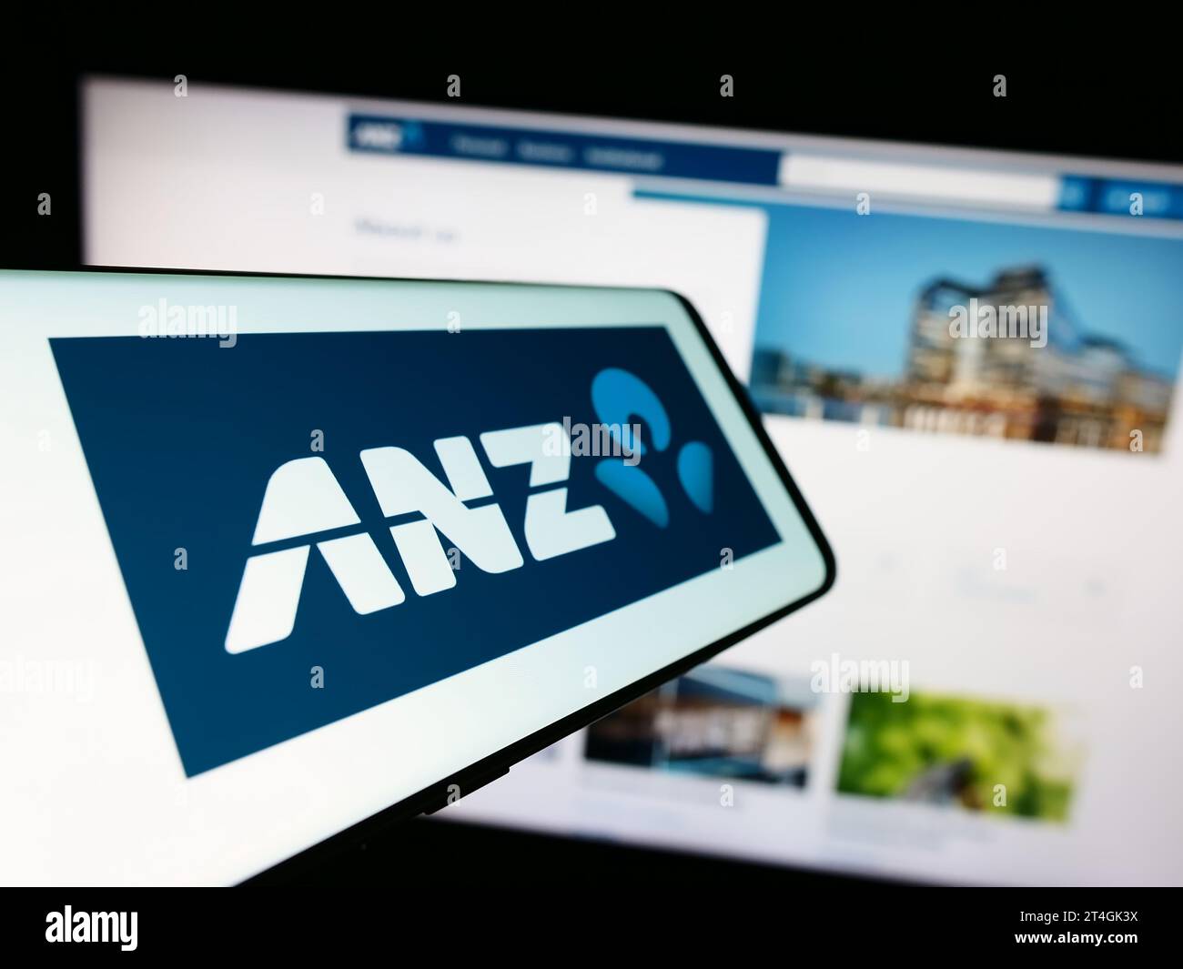 Smartphone mit Logo von Australia and New Zealand Banking Group Limited (ANZ) vor der Website. Fokussieren Sie sich auf die linke Mitte des Telefondisplays. Stockfoto