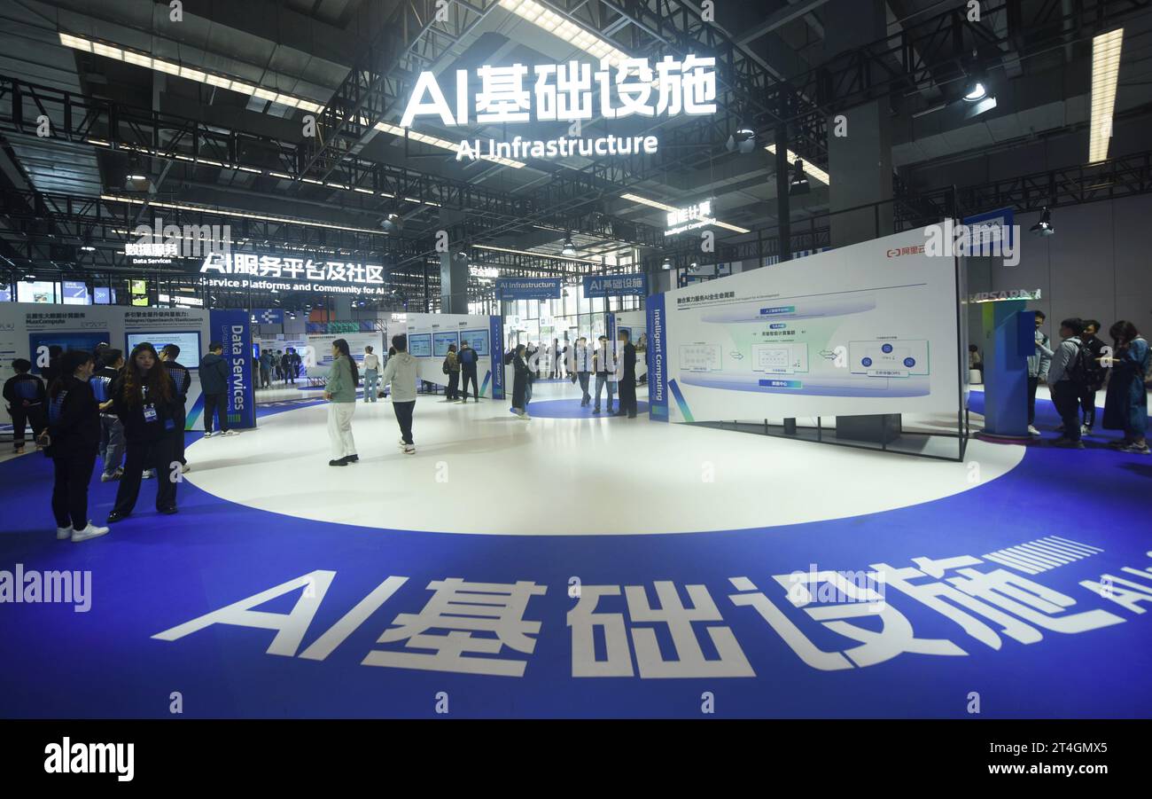 HANGZHOU, CHINA - 31. OKTOBER 2023 - Besucher besuchen KI-basierte Infrastruktur auf der Apsara Konferenz 2023 in Hangzhou, Provinz Zhejiang, China, Oktob Stockfoto