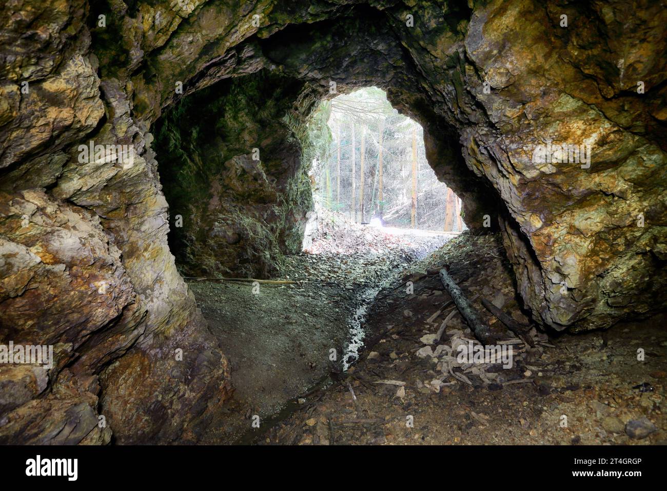 Blick in einen furchteinflößenden verlassenen Minentunnel in der Slowakei Stockfoto