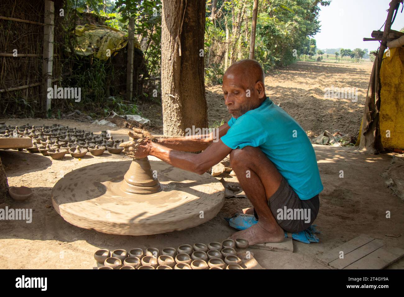 Indische Töpfer machen kleinen Topf oder Diya für Diwali mit Ton auf Töpferrad Handarbeit Stockfoto