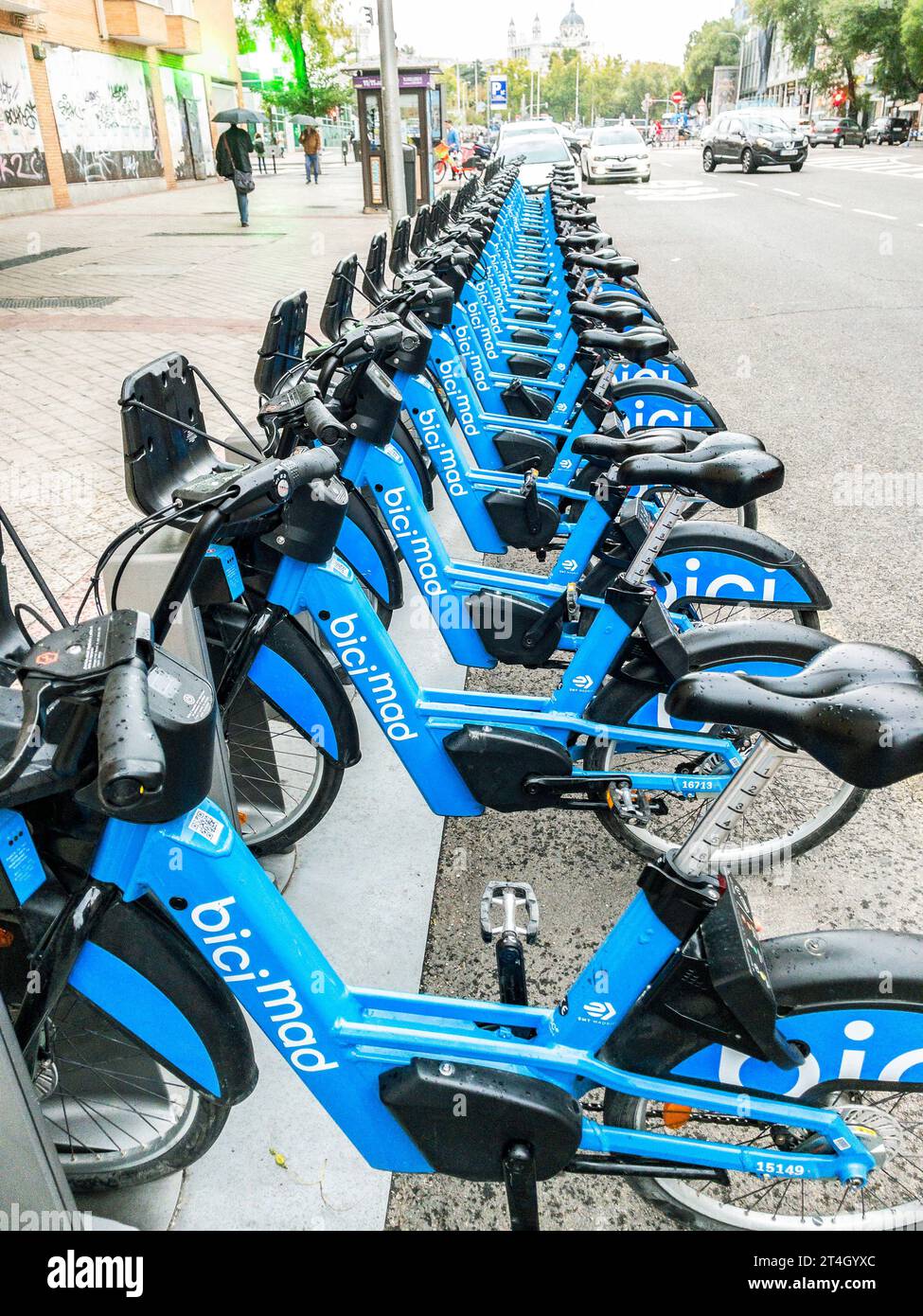 Eine Reihe blauer Elektrofahrräder zum Mieten auf BiciMAD, dem öffentlichen Fahrradverleih von Madrid. Stockfoto