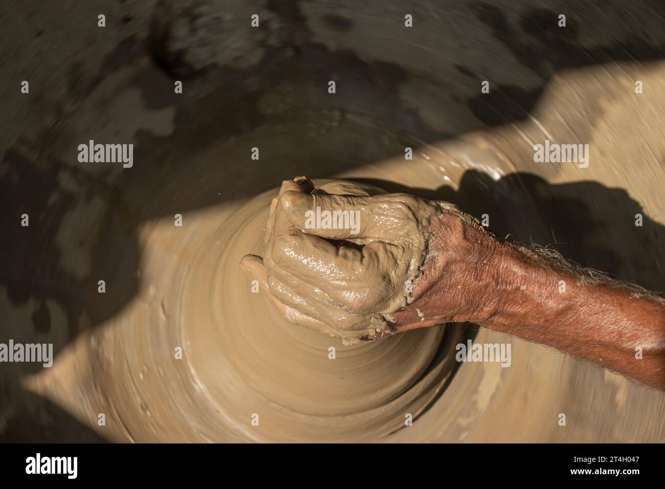 Indische Töpfer machen kleinen Topf oder Diya für Diwali mit Ton auf Töpferrad Handarbeit Stockfoto