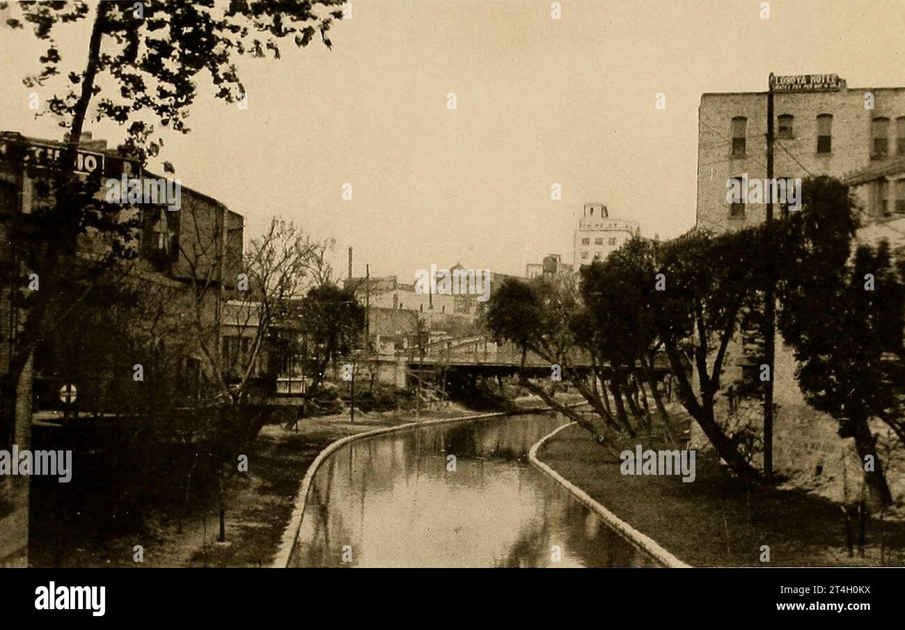 Der San Antonio River aus dem Buch Texas, the Marvellous, the State of the Six Flags; von Nevin Otto Winter veröffentlichte die Page Company 1916 , einschließlich der Berichte über die spanische Siedlung und Gründung der indischen Missionen; die unglückliche Expedition und der Tod von La Salle ; die Romantik ihrer frühen Siedlung und Geschichten über ihre Hardy Pioneers, die neunjährige Republik Texas, Stephen F. Austin und Sam Houston, "Remember the Alamo", die Entwicklung der Cattle Ranches, die Great Ranches und ein Besuch einer Millionen Hektar großen Ranch, die wachsenden Städte; die Rehabilitation von Galveston; entlang Th Stockfoto
