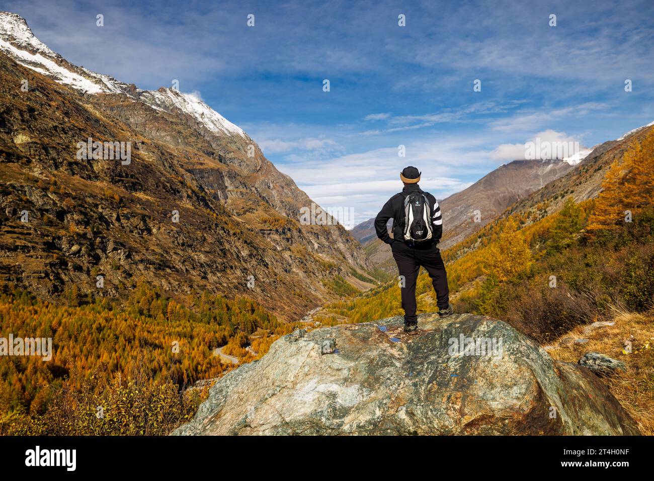 Wanderer genießt im Herbst den Blick über Saastal Stockfoto