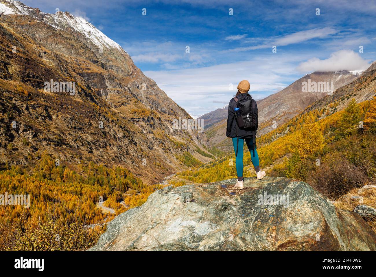 Wandermädchen genießt im Herbst den Blick über Saastal Stockfoto