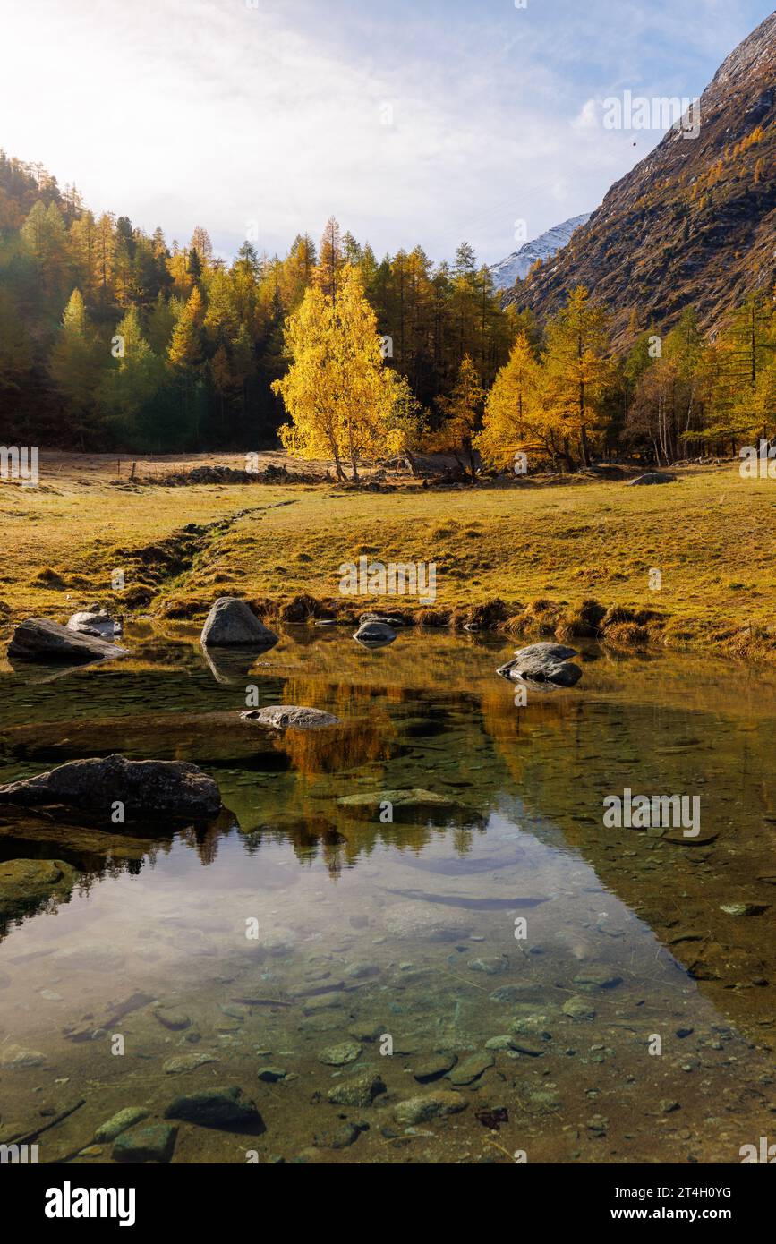 Bergsee in SaaS Almagell im Herbst Stockfoto