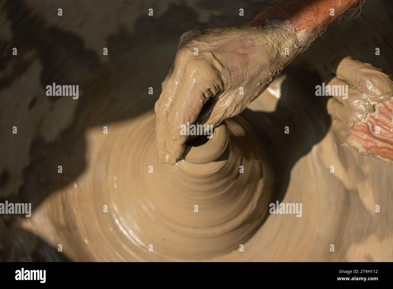 Indische Töpfer machen kleinen Topf oder Diya für Diwali mit Ton auf Töpferrad Handarbeit Stockfoto