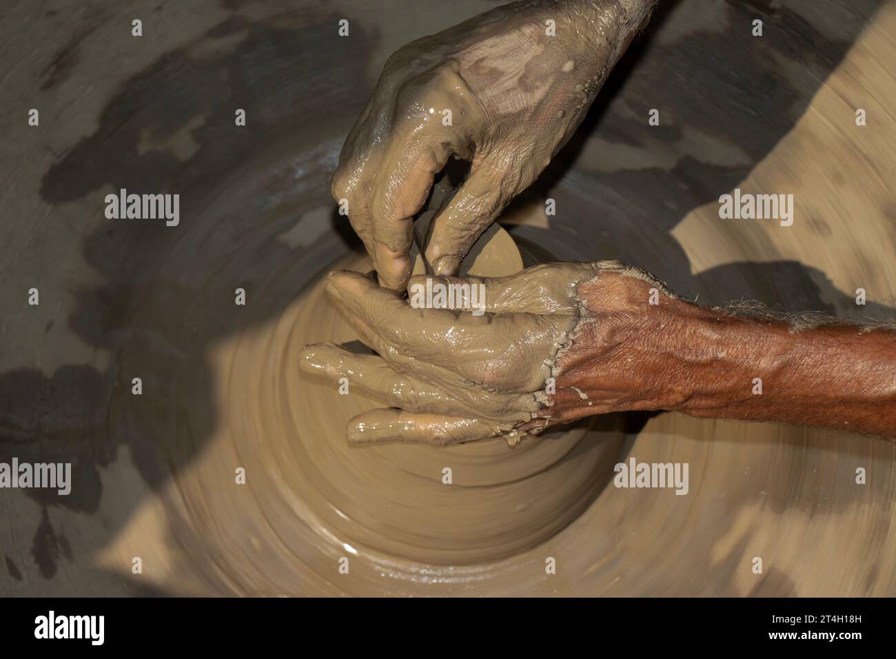 Indische Töpfer machen kleinen Topf oder Diya für Diwali mit Ton auf Töpferrad Handarbeit Stockfoto