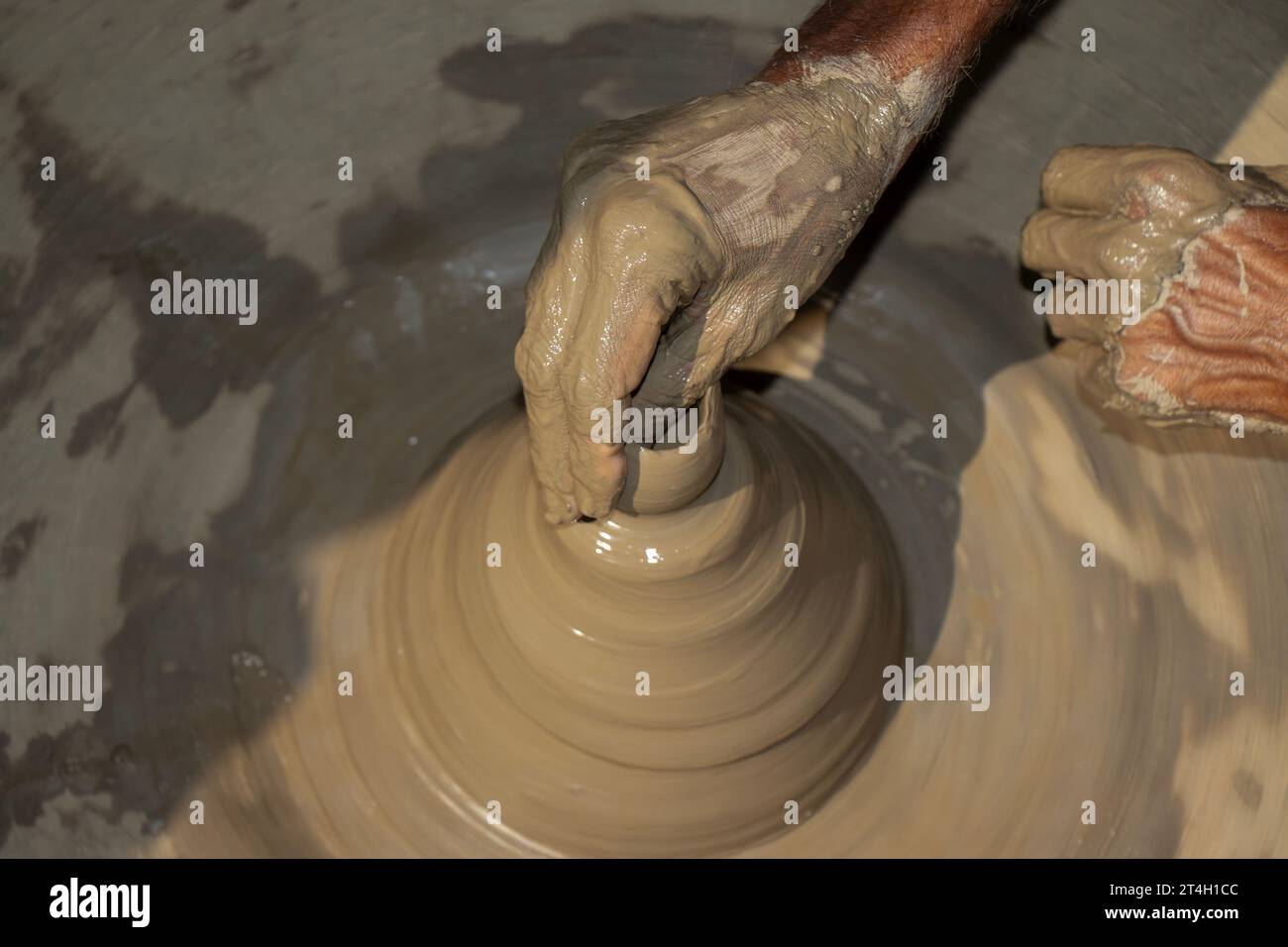 Indische Töpfer machen kleinen Topf oder Diya für Diwali mit Ton auf Töpferrad Handarbeit Stockfoto