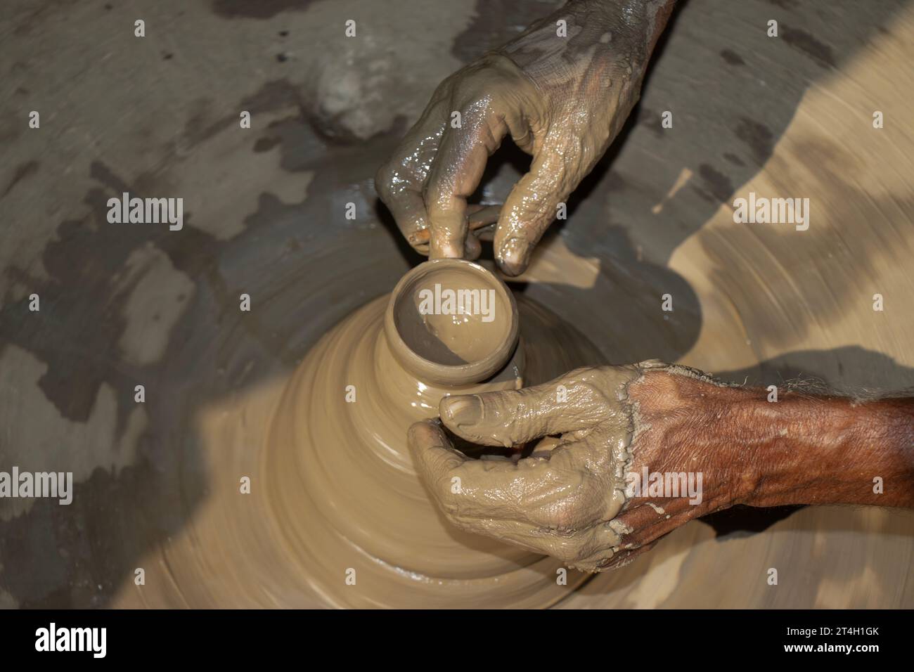 Indische Töpfer machen kleinen Topf oder Diya für Diwali mit Ton auf Töpferrad Handarbeit Stockfoto
