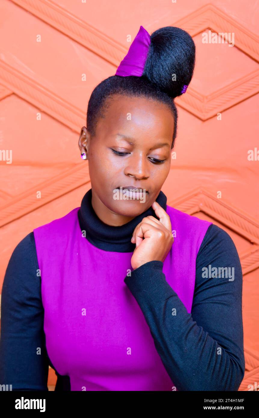 Natürliche Frisur mit Pferdeschwanz-Verlängerung und violettem Schal Stockfoto