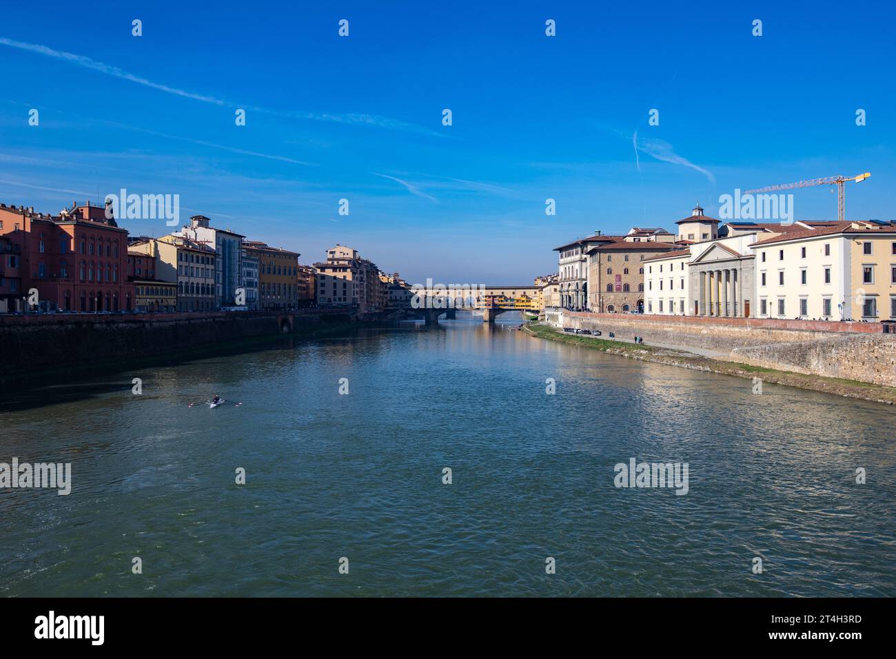 Florenz, Italien: Blick auf den Fluss Arno mit Blick auf Ponte Vecchio, florenz Italien. Stockfoto