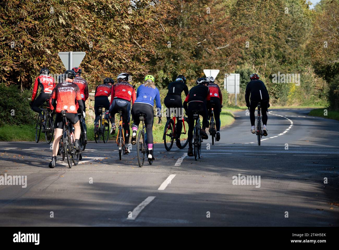 Eine Gruppe von Radfahrern am Sonntagmorgen auf einer Landstraße in Warwickshire, Großbritannien Stockfoto