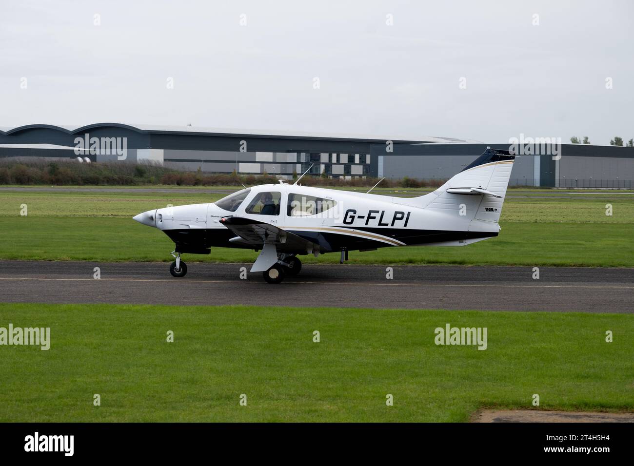 Rockwell Commander 112 auf dem Wellesbourne Airfield, Warwickshire, Vereinigtes Königreich (G-FLPI) Stockfoto