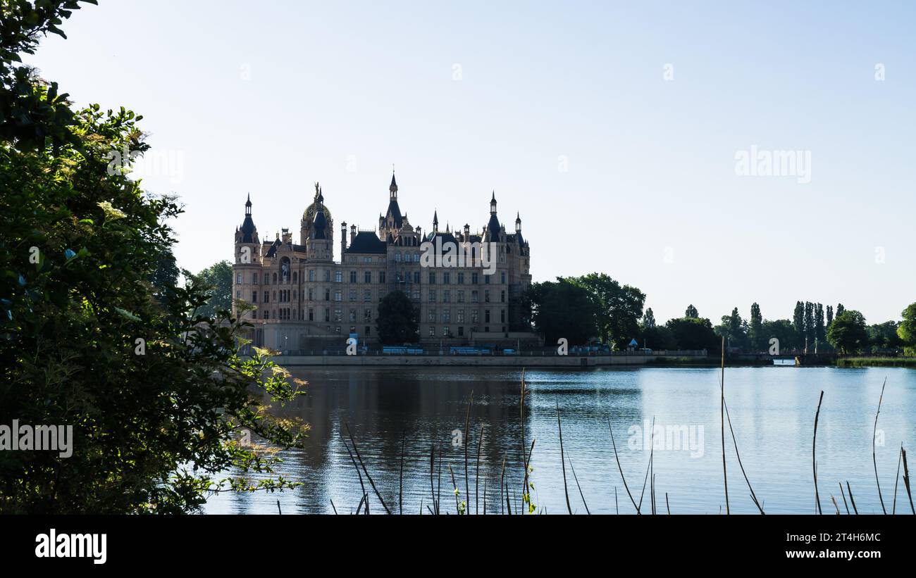 Schloss Schwerin mit Schweriner See im Vordergrund Stockfoto