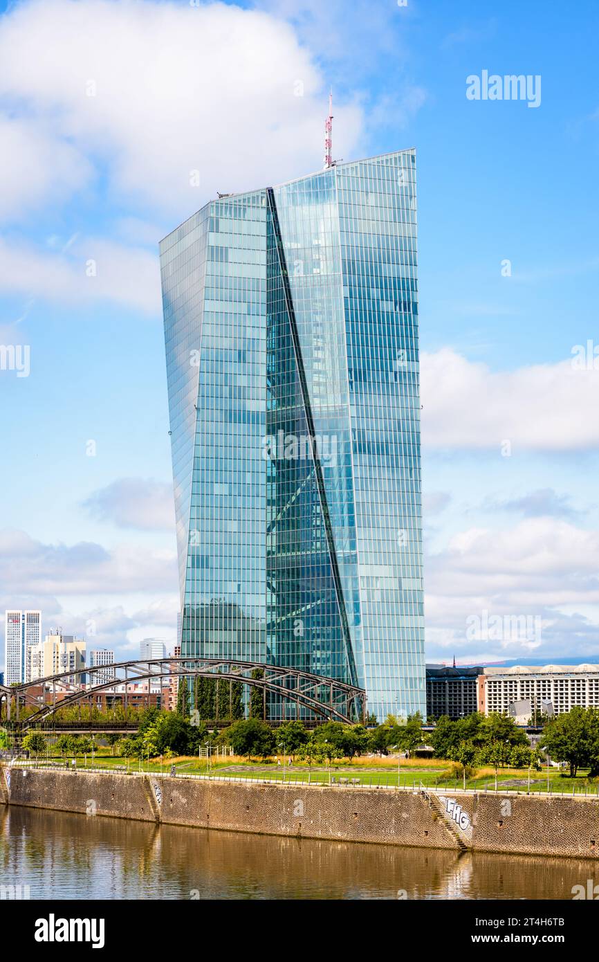 Ostfassade des Skytower-Gebäudes in Frankfurt, Deutschland, seit 2015 Sitz der Europäischen Zentralbank (EZB), am rechten Mainufer Stockfoto