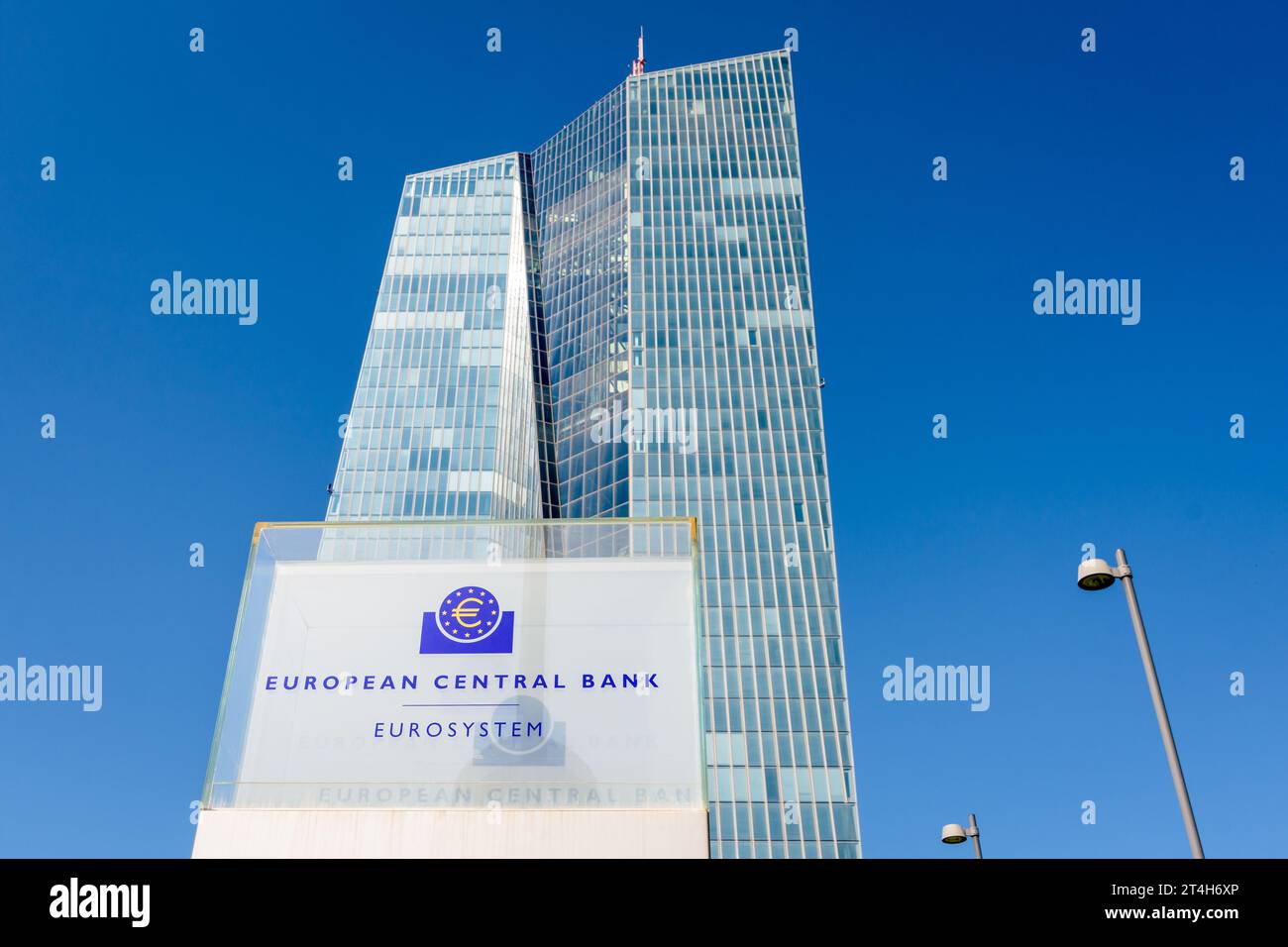 Tiefwinkelansicht des Schildes der Europäischen Zentralbank am Eingang des Skytower-Gebäudes in Frankfurt, Deutschland, Sitz der EZB seit 2015. Stockfoto