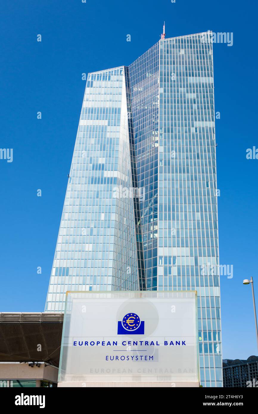 Tiefwinkelansicht des Schildes der Europäischen Zentralbank am Eingang des Skytower-Gebäudes in Frankfurt, Deutschland, Sitz der EZB seit 2015. Stockfoto