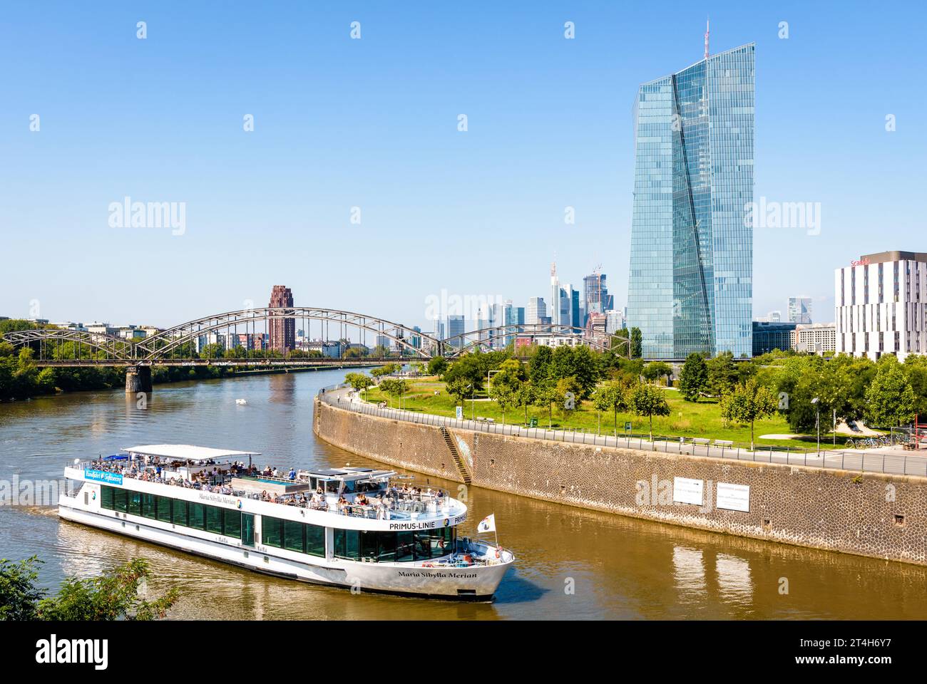 Das Skytower-Gebäude in Frankfurt, Deutschland, Sitz der Europäischen Zentralbank mit einem touristischen Flussboot und den Wolkenkratzern des Finanzviertels Stockfoto
