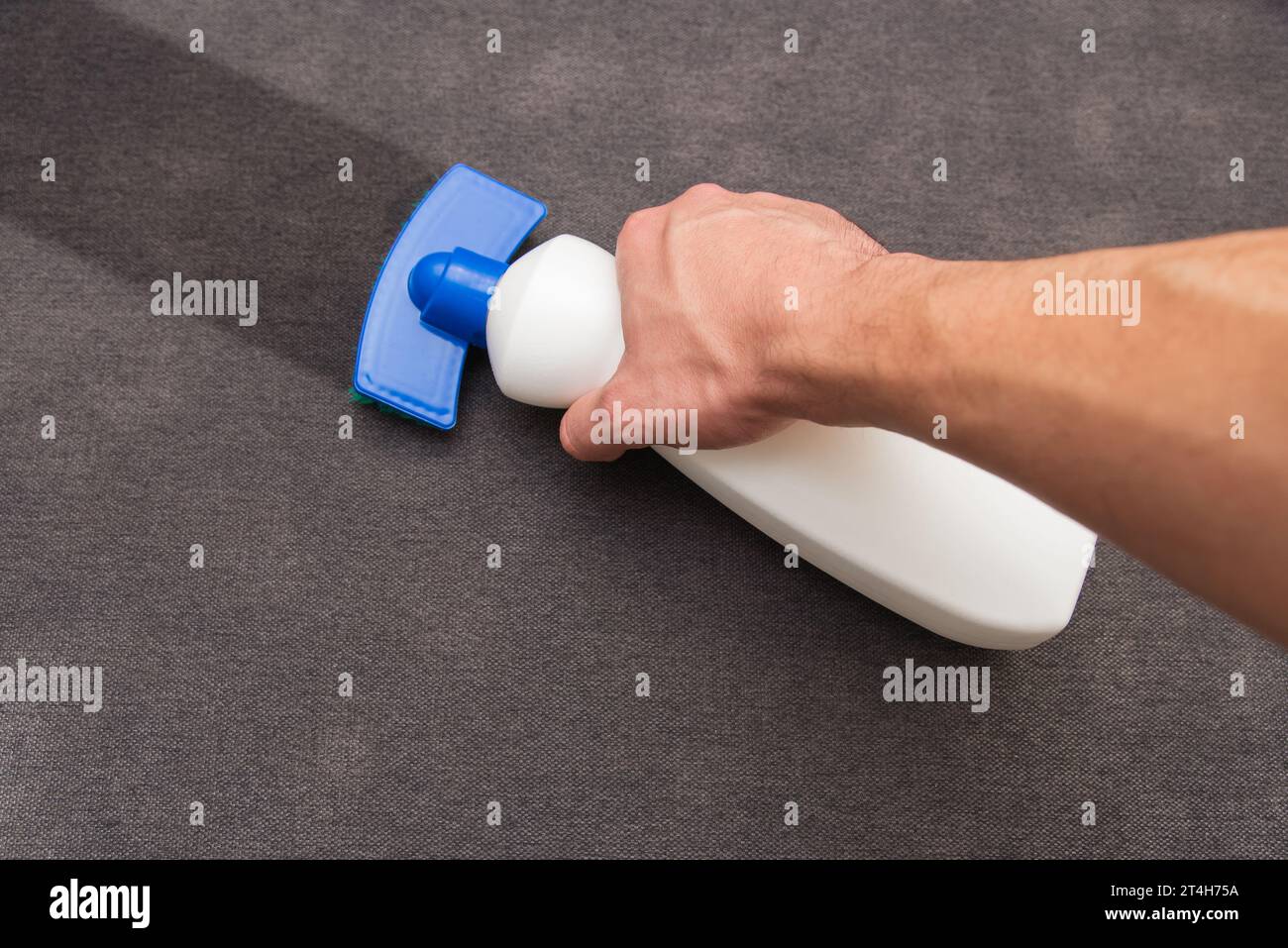 Man washing and cleaning house sofa Fotos und Bildmaterial in hoher Auflösung Alamy