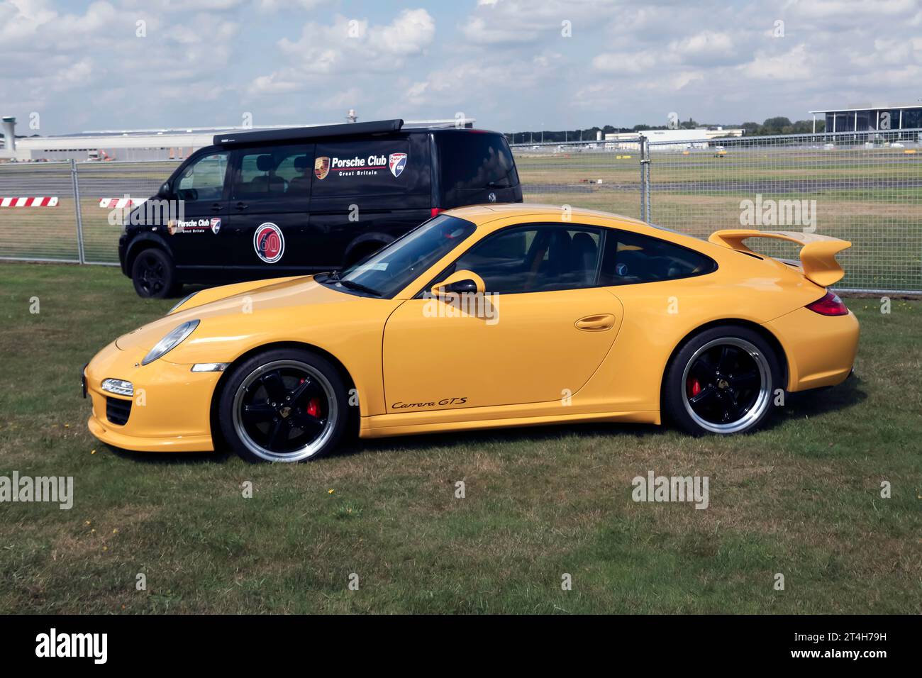 Side View of a Yellow, 2011, Porsche 991 (997), Carrera 2 GTS Coupé, ausgestellt auf der British Motor Show 2023 in Farnborough Stockfoto