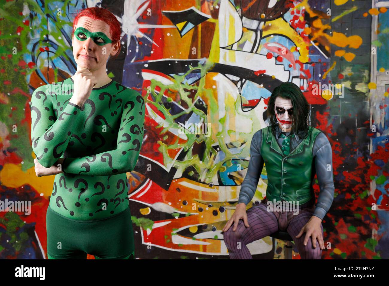 Aus dem FARBKÖRPER Kalender 2024 - Geek Art-Bodypainting und Transformaking: Joker meets Riddler Fotoshooting mit Patrick Kiel als Joker und Paul Skupin als Riddler im Atelier Düsterwald in Hameln. Ein Projekt des Fotografen Tschiponnique Skupin und des Bodypainters und Transformakers Enrico Lein *** aus dem FARBKÖRPER Kalender 2024 Geek Art Bodypainting and Transformaking Joker trifft Riddler Fotoshooting mit Patrick Kiel als Joker und Paul Skupin als Riddler im Studio Düsterwald in Hameln Ein Projekt des Fotografen Tschiponnique Skupin und die Bodypainters und Transformierer Enrico L Stockfoto