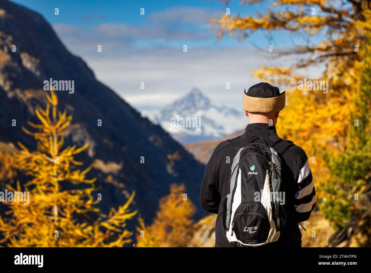 Wanderer genießt im Herbst den Blick in Richtung Bietschorn, wallis Stockfoto