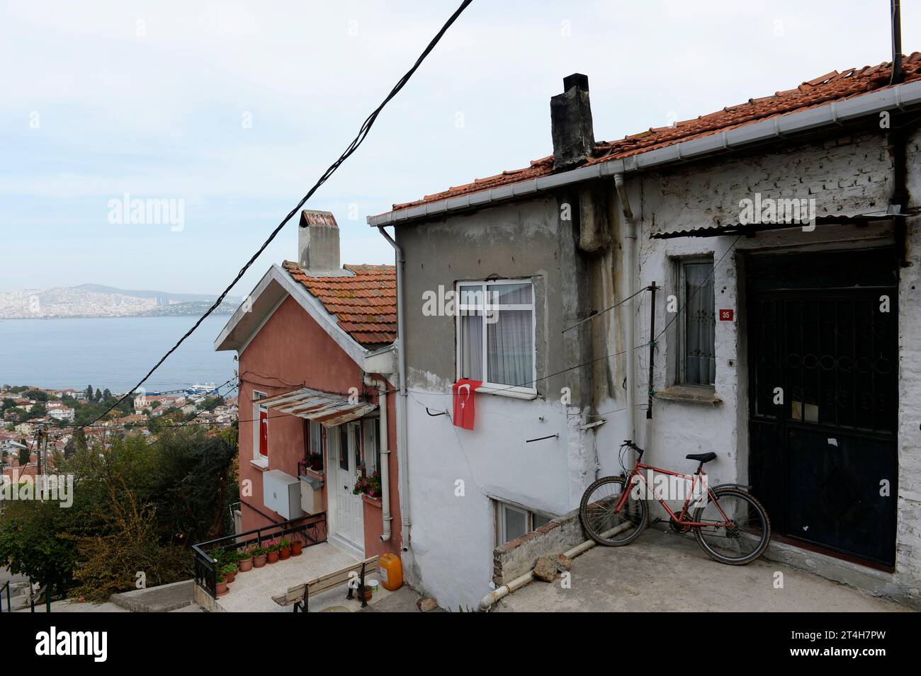 Prinzeninseln, Istanbul, Türkiye. Heybeliada ist die zweitgrößte der Prinzeninseln im Marmarameer. Türkische Flagge auf einem Haus Stockfoto