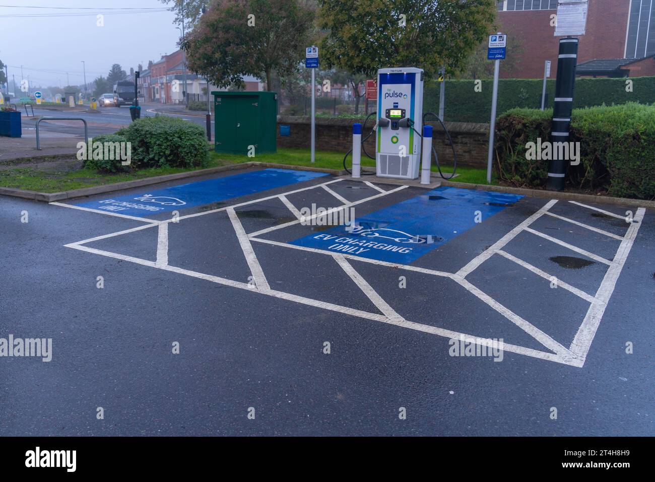 EV, Installation des Ladegeräts, BP-Impuls, Ladepunkte, Anschluss schnell, schnelle, ultraschnelle Ladegeräte, praktisch, Plug-in, Ladegeschwindigkeiten, Laden der Flotte. Stockfoto