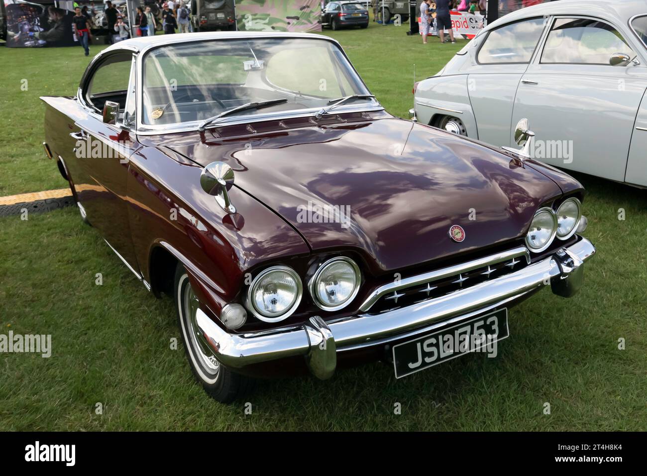 Dreiviertel Vorderansicht eines 1962 Maroon Ford Consul Capri auf der British Motor Show 2023 Stockfoto