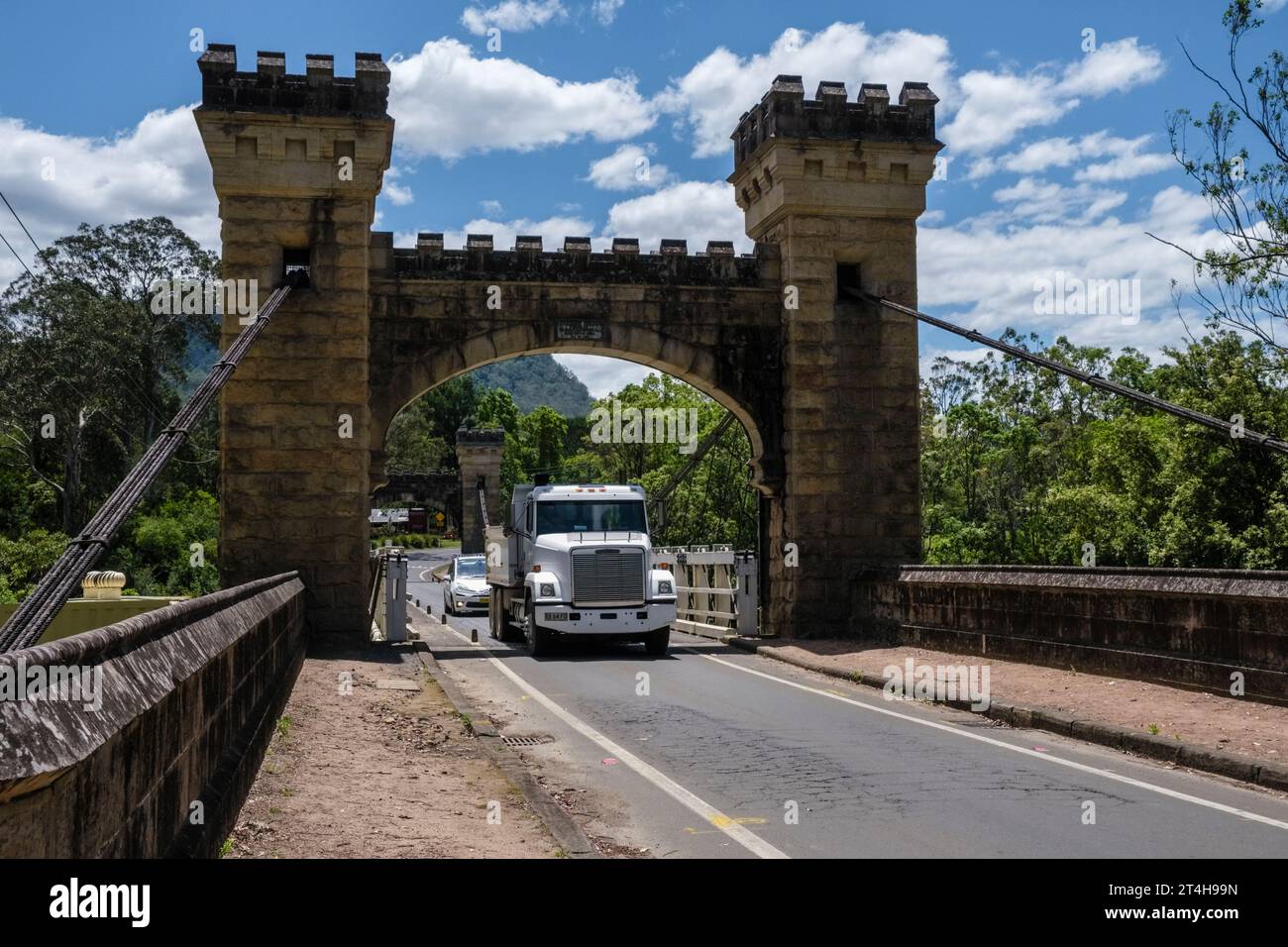 Ein Lkw überquert die historische Hampden Bridge, Kangaroo Valley, New South Wales, Australien Stockfoto