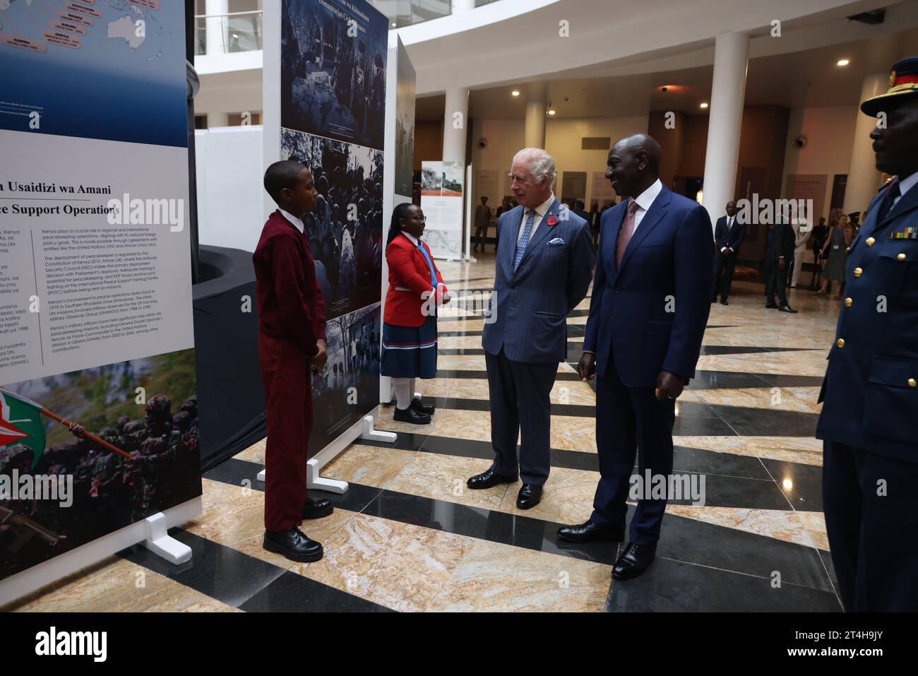 König Karl III. Trifft Schulkinder bei einer Führung durch das Mashujaa Museum in den Uhuru Gardens, Nairobi, am ersten Tag des Staatsbesuchs in Kenia. Bilddatum: Dienstag, 31. Oktober 2023. Stockfoto