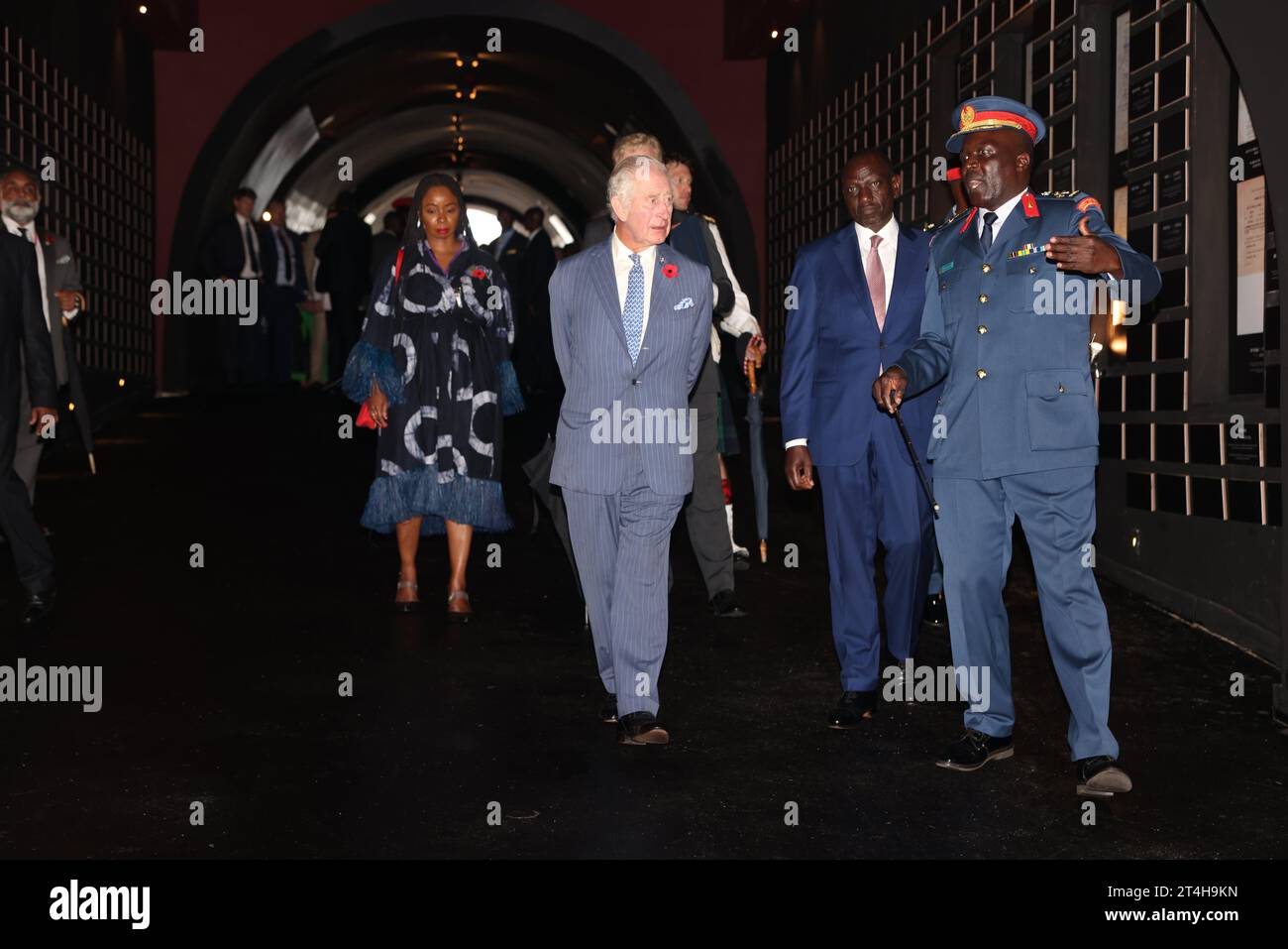 König Karl III. Während einer Führung durch das Mashujaa Museum in den Uhuru Gardens, Nairobi, am ersten Tag des Staatsbesuchs in Kenia. Bilddatum: Dienstag, 31. Oktober 2023. Stockfoto
