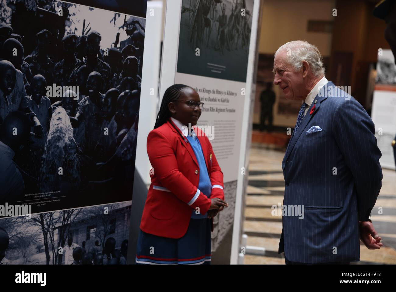 König Karl III. Trifft Schulkinder bei einer Führung durch das Mashujaa Museum in den Uhuru Gardens, Nairobi, am ersten Tag des Staatsbesuchs in Kenia. Bilddatum: Dienstag, 31. Oktober 2023. Stockfoto