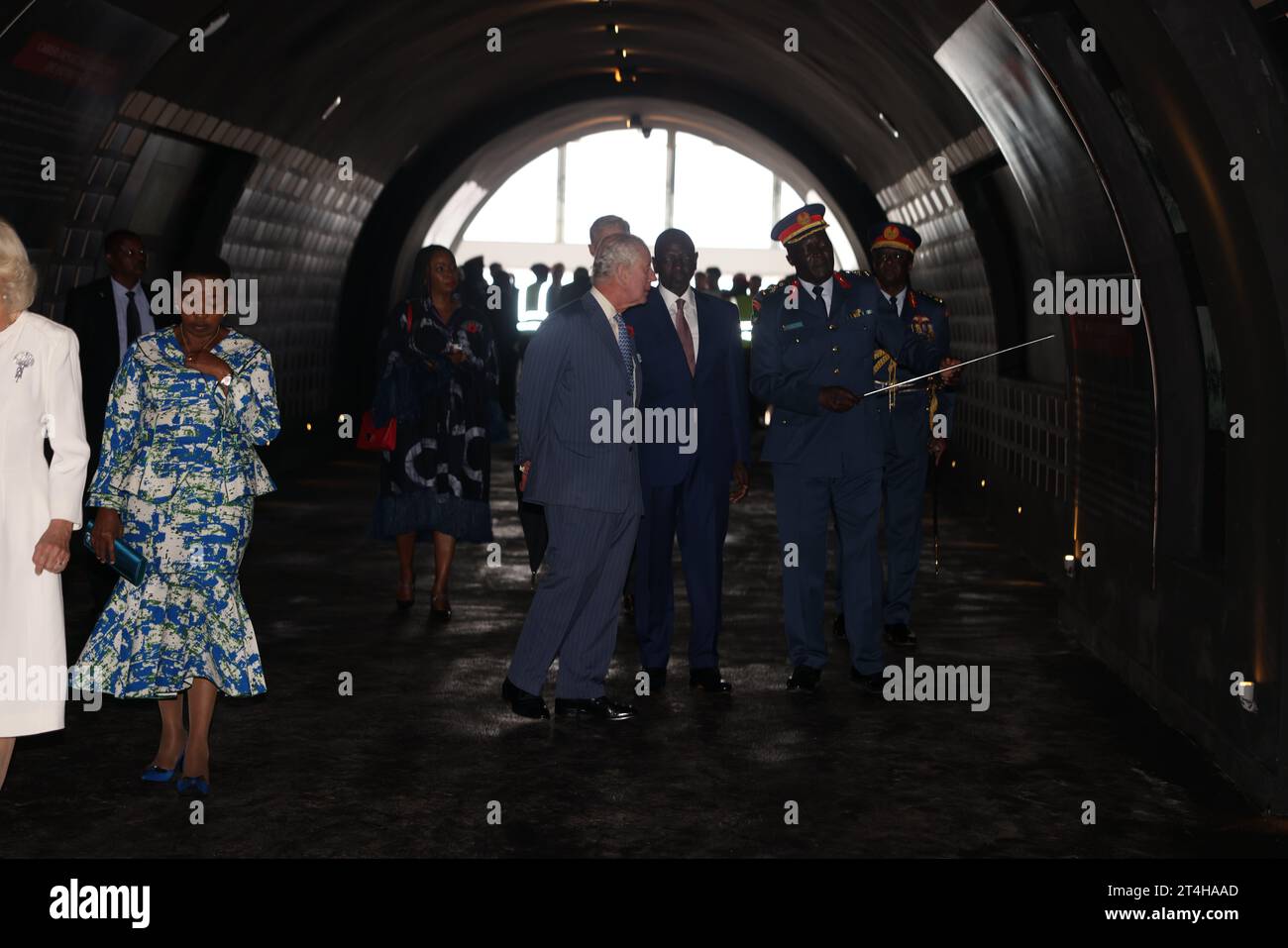 König Karl III. Während einer Führung durch das Mashujaa Museum in den Uhuru Gardens, Nairobi, am ersten Tag des Staatsbesuchs in Kenia. Bilddatum: Dienstag, 31. Oktober 2023. Stockfoto