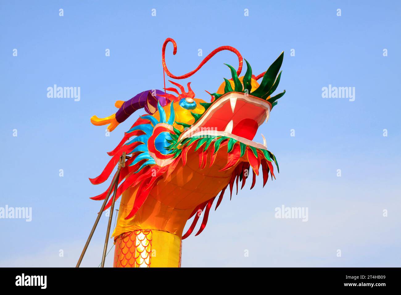 Chinesischer Drache führt Papierarbeiten, Nahaufnahme des Fotos Stockfoto