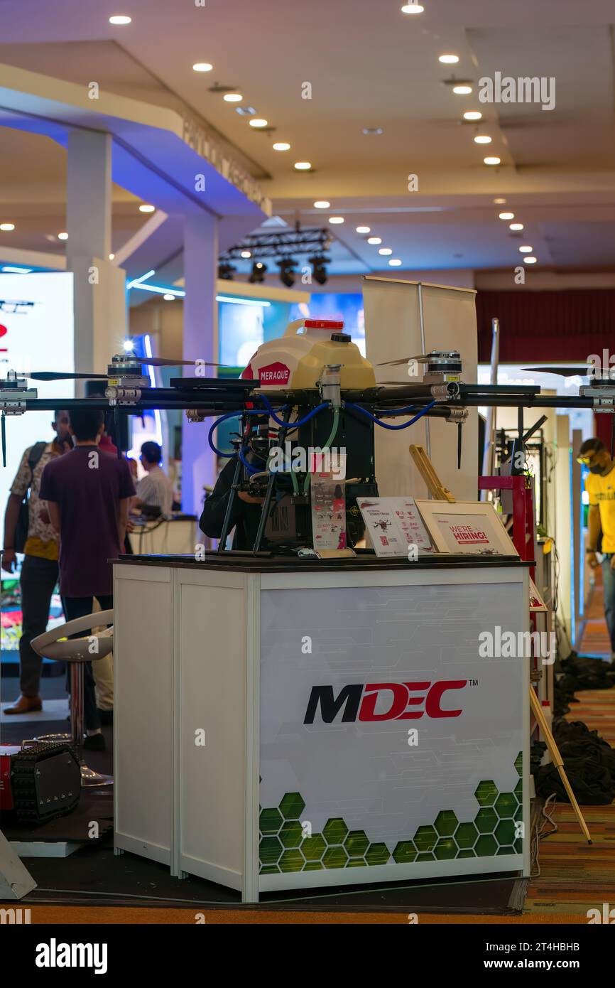 Putrajaya, Malaysia - 10. August 2022 Moderne Technologien in der Landwirtschaft. Eine industrielle Drohne, die verwendet wird, um nützliche Pestizide zu sprühen, um die Produktivität zu steigern. Stockfoto