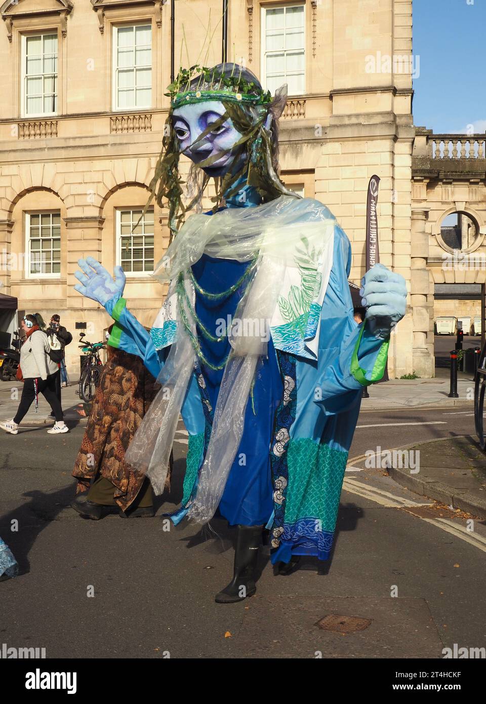 Riesige Wassergöttin in Orange Grove protestierte gegen Wasserverschmutzung beim „Unite to Survive“-Event in Bath, Somerset, 28. Oktober 2023. Stockfoto