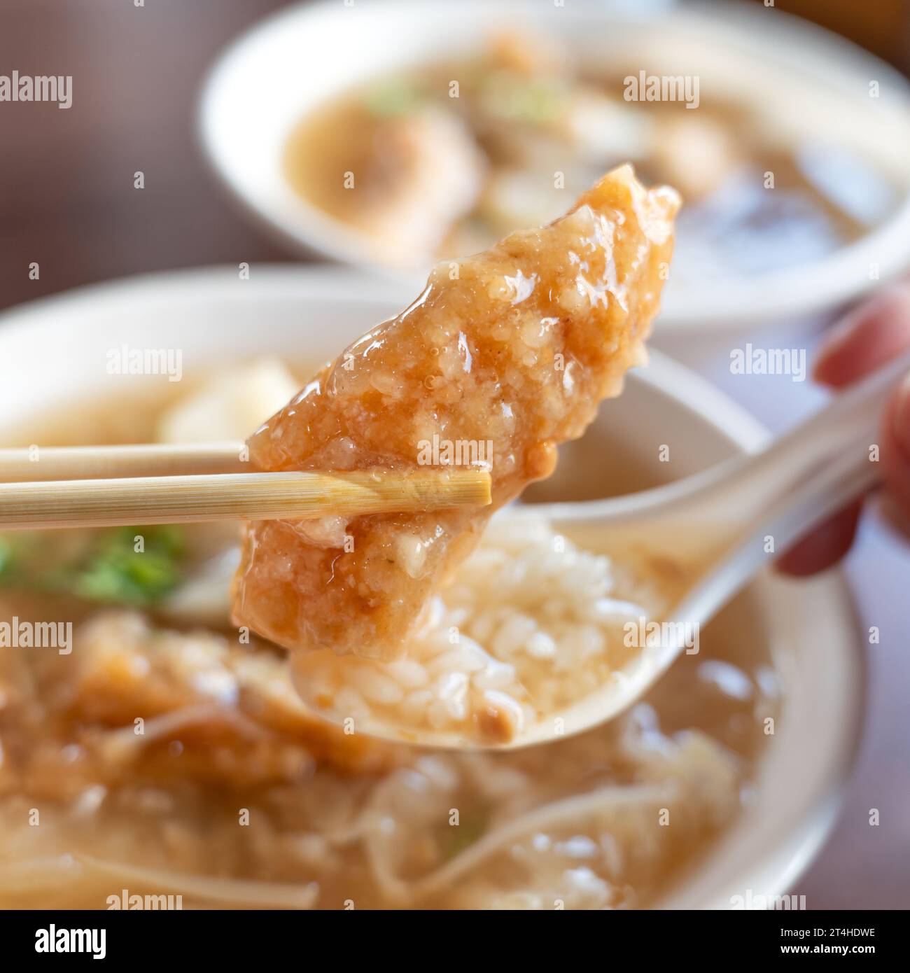 Köstliches, frittiertes spanisches Makrelenfilet mit Reis und Nudeln in dicker Suppe in Tainan, Taiwan. Stockfoto